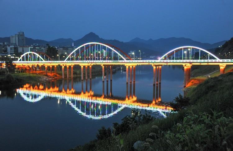 首页 新-部门  堵河三桥夜景(2014年7月7日摄)   圣水桥(2015年4月13