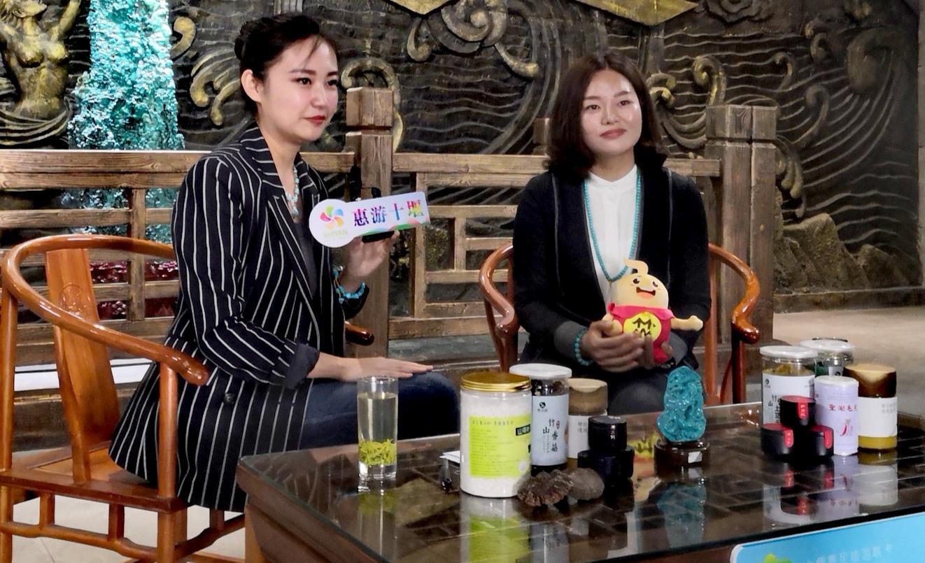 (赵德龙)当天上午12点,胡黎丽在国际绿松石城女娲广场讲述竹山与女娲