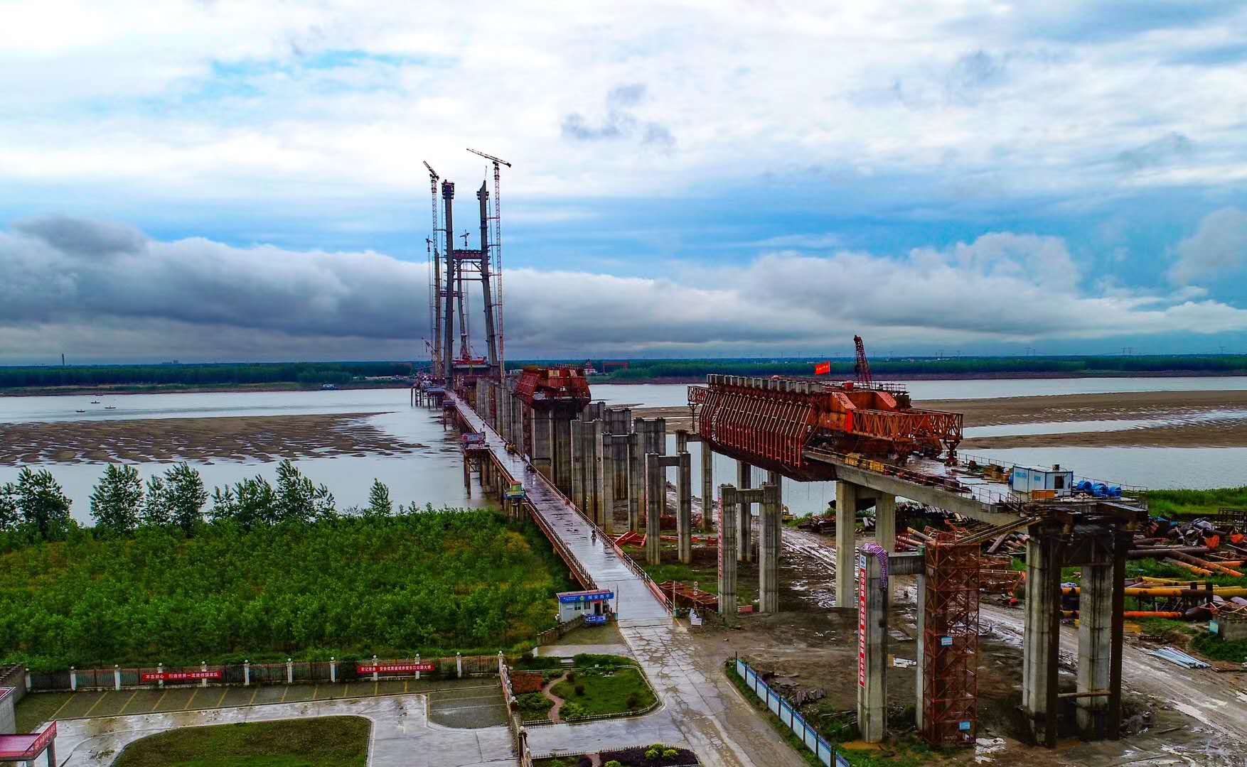 赤壁长江公路大桥雨后建设新貌