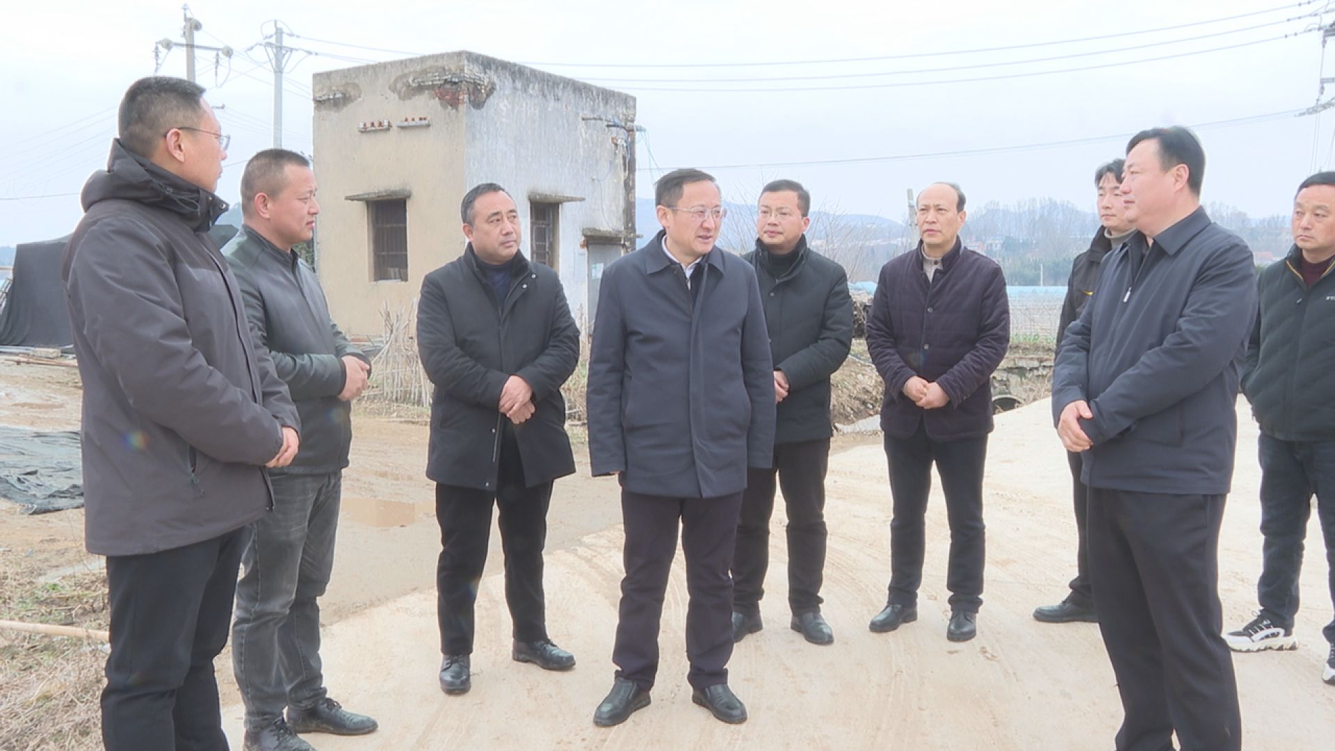 崔传金先后到李店镇雷楼村,郝店镇郝店村,深入田间地头查看农作物和