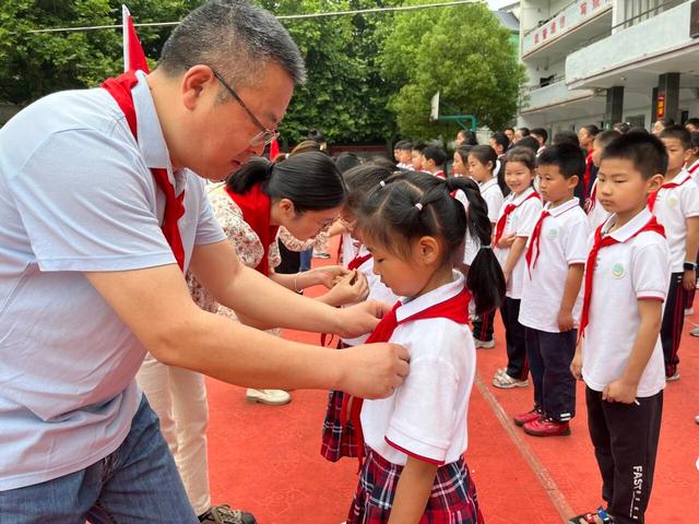 武当山特区草店小学举行红领巾奖章颁章仪式