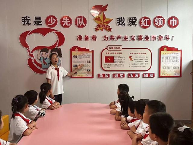 武当山特区草店小学举行红领巾奖章颁章仪式