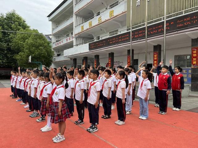 武当山特区草店小学举行红领巾奖章颁章仪式