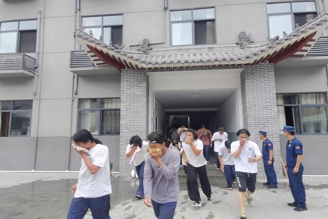 特区武术推广中心联合消防救援大队开展消防安全进馆校活动