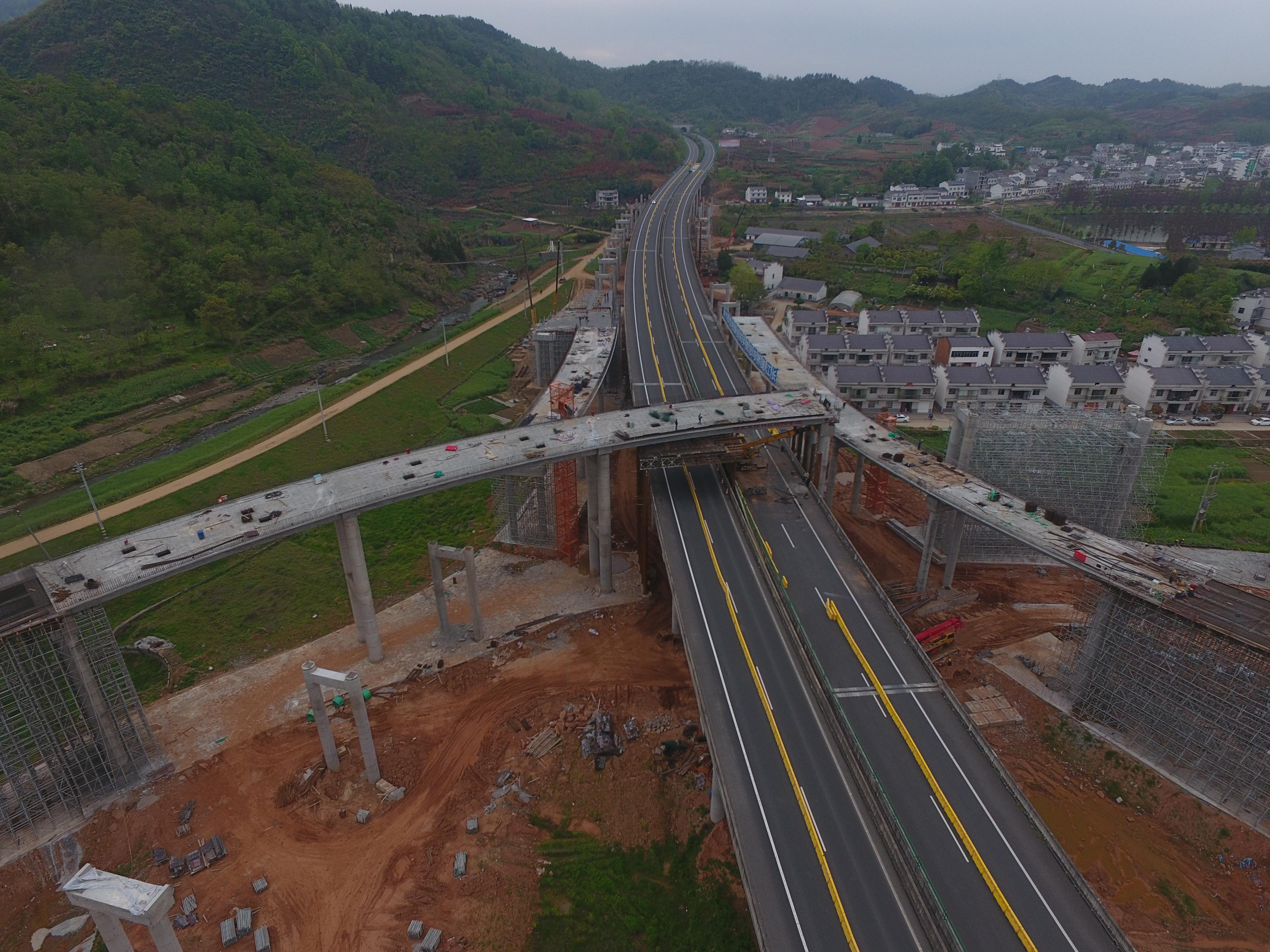 麻安高速竹山至寶豐段今日起封閉單向行車道