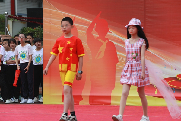 施洋小学开展环保时装秀迎接世界环境日