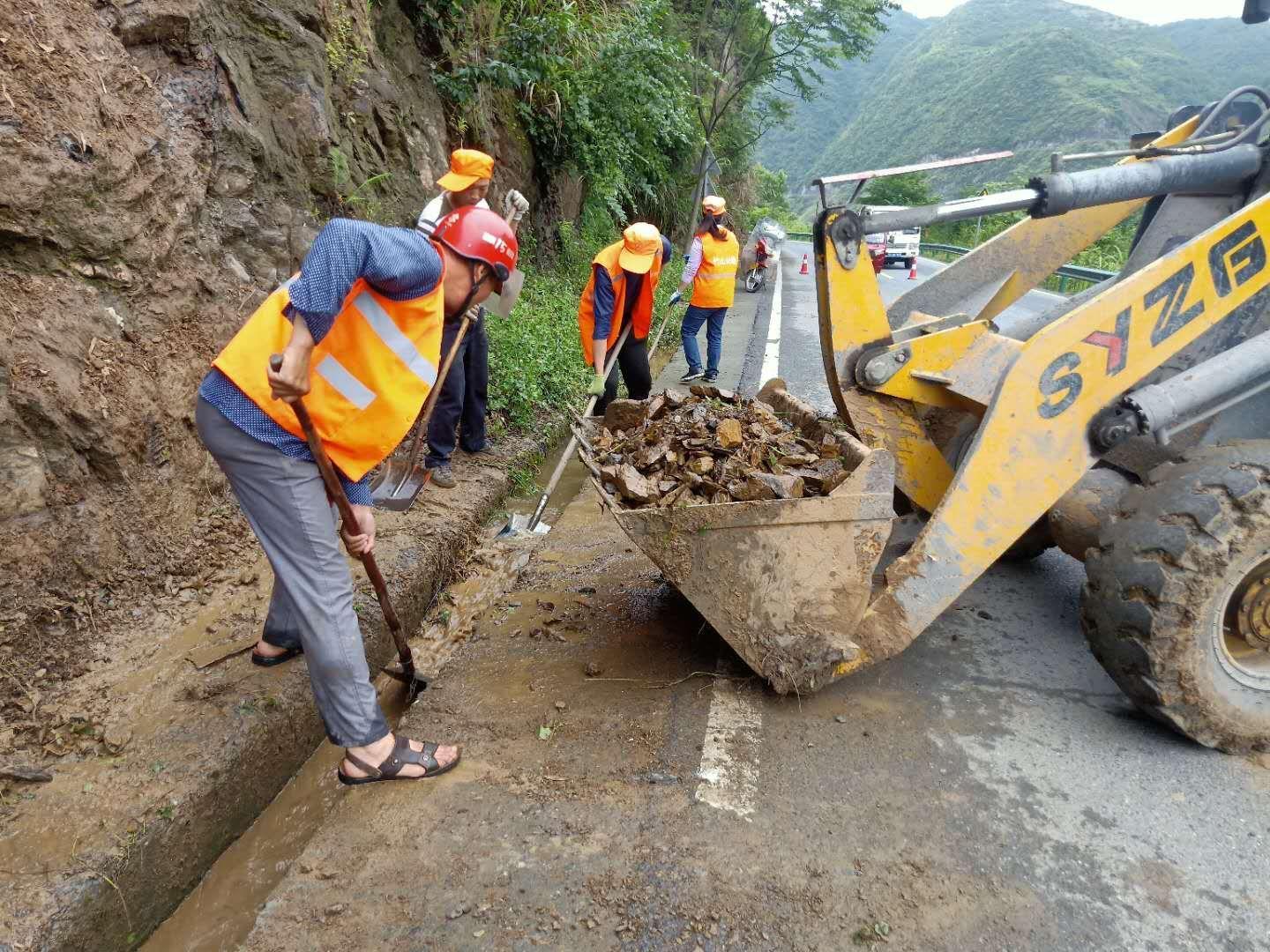 縣公路局全力搶險保暢通